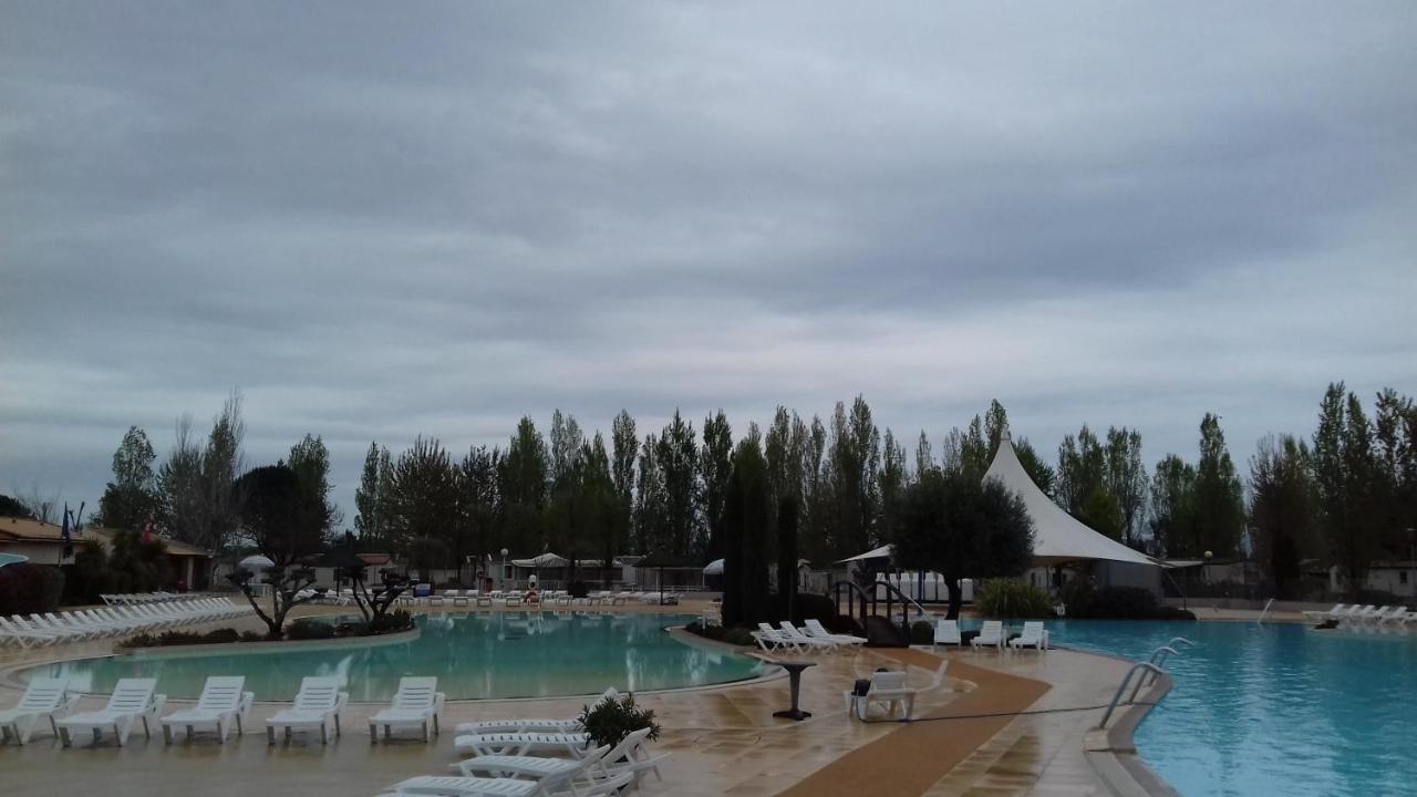 La Carabasse Hotel Vias Bagian luar foto